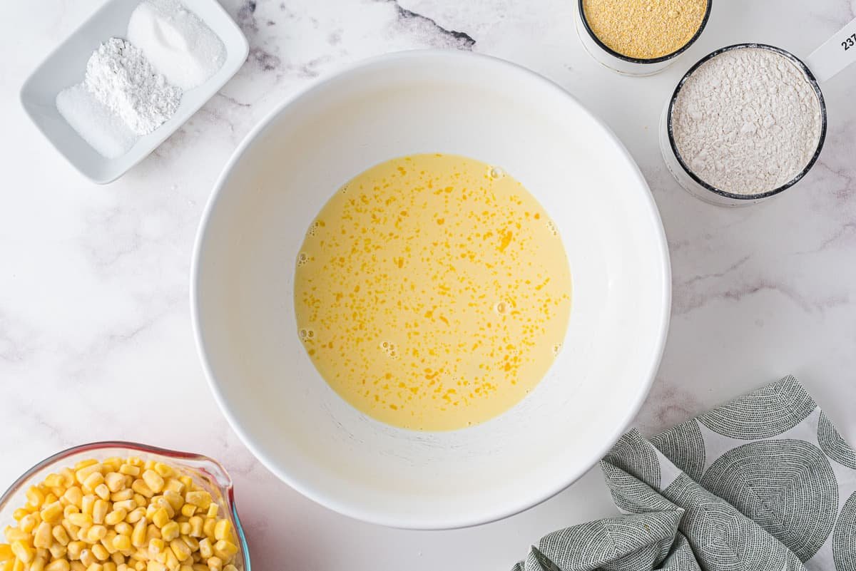 Ingredientes húmedos en un tazón blanco.