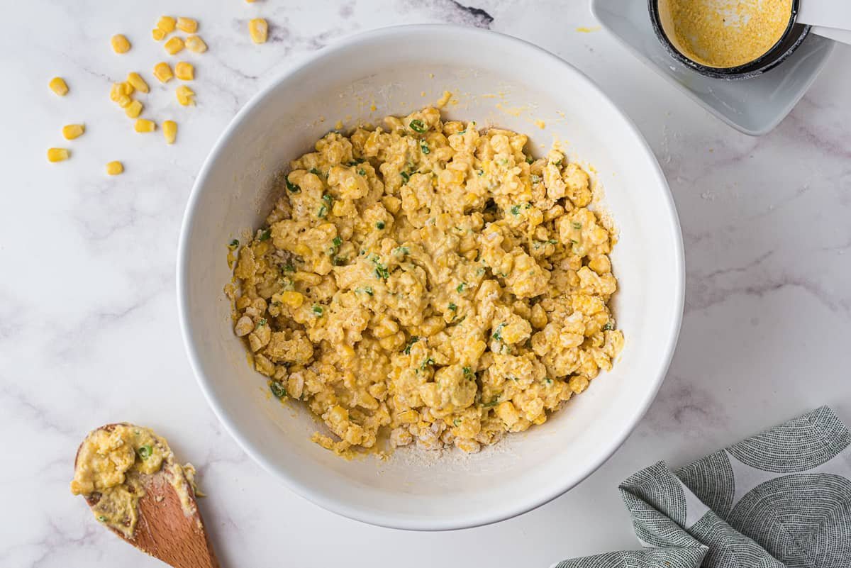 Masa de panqueque de maíz cruda en un tazón blanco.